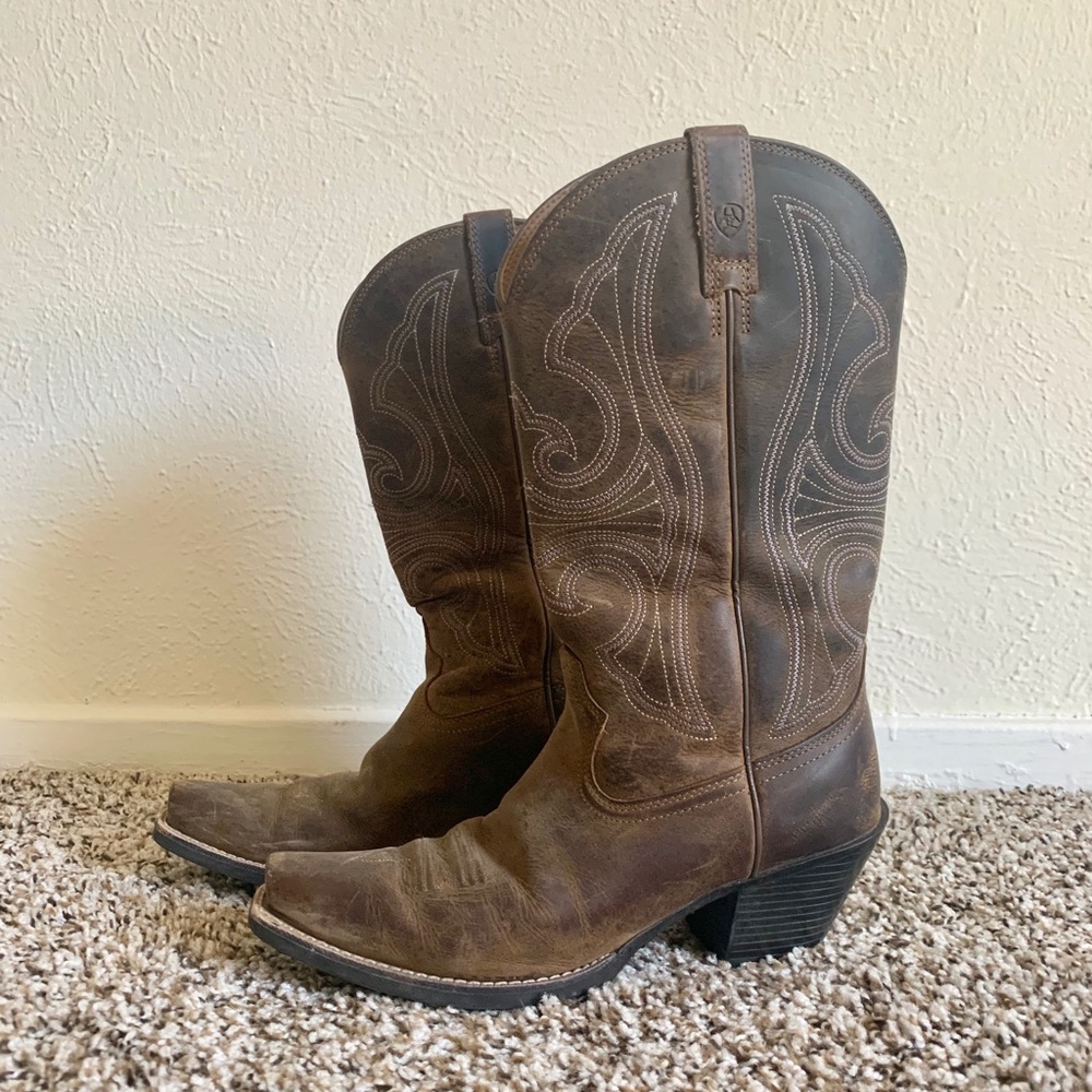 Size 7 Women’s brown Ariat Boots